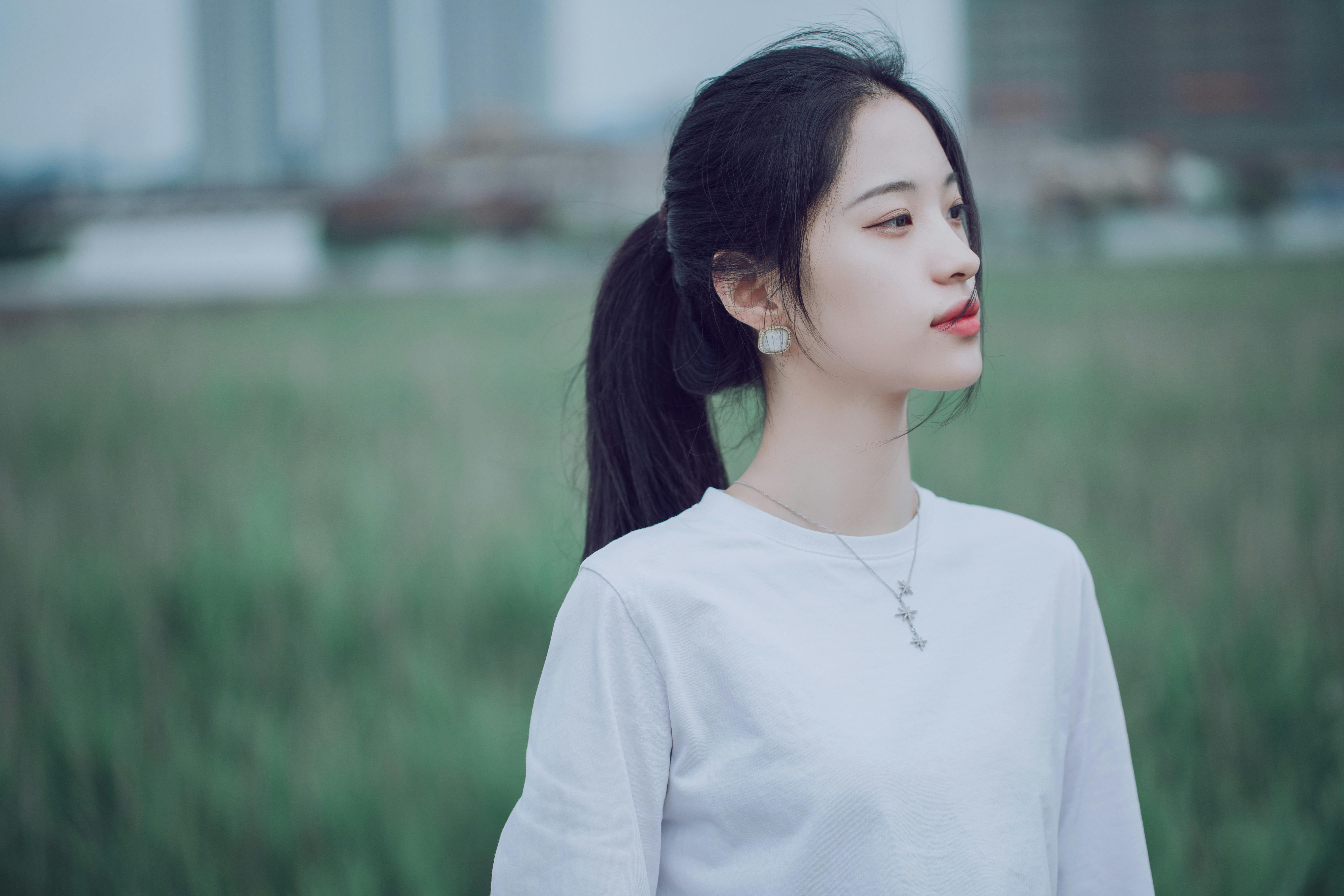 热门推荐封面：YI REN